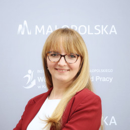 długowłosa blondynka z grzywką, w okularach
