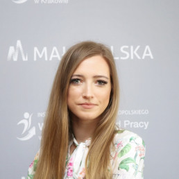 Długowłosa blondynka w kwiecistej koszuli z kokardą pod szyją