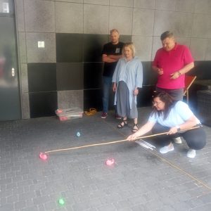 Grupa ludzi łowi rybki w ramach ćwiczenia na szkoleniu.