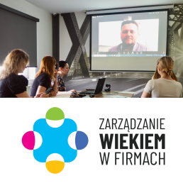 Widok na salę konferencyjną, gdzie przy stole siedzą cztery osoby. Na ekranie, na który patrzą uczestnicy spotkania, widoczna jest twarz mężczyzny. Pod zdjęciem umieszczony jest logotyp zawierający znak graficzny i napis: Zarządzanie wiekiem w firmach.