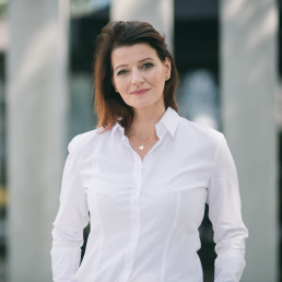 brunetka w białej koszuli