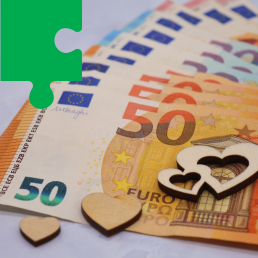 Zbliżenie na rozłożony plik banknotów euro. Na wierzchu widocznych kilka banknotów 50 euro, pod nimi 20 euro.