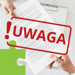 Dłonie trzymają z dwóch stron zapisaną kartkę papieru. Na niej widoczna jest duża czerwona pieczątka z napisem: ! Uwaga.
