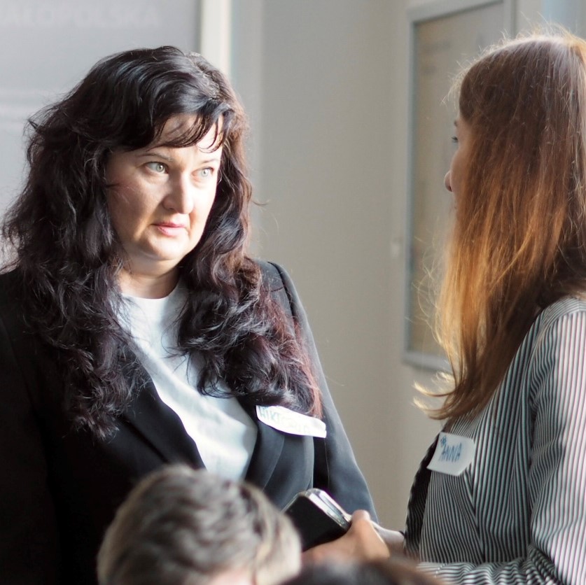 Zbliżenie na dwie ciemnowłose kobiety, które ze sobą rozmawiają