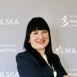 brunetka z grzywką w granatowej marynarce