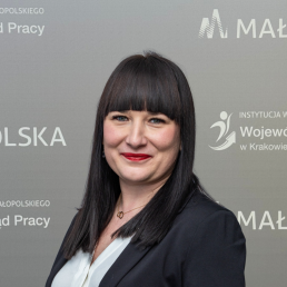 brunetka z grzywką w czarnej marynarce