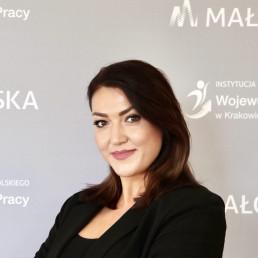 brunetka w czarnej marynarce