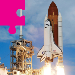 Prom kosmiczny startuje na tle bezchmurnego nieba.