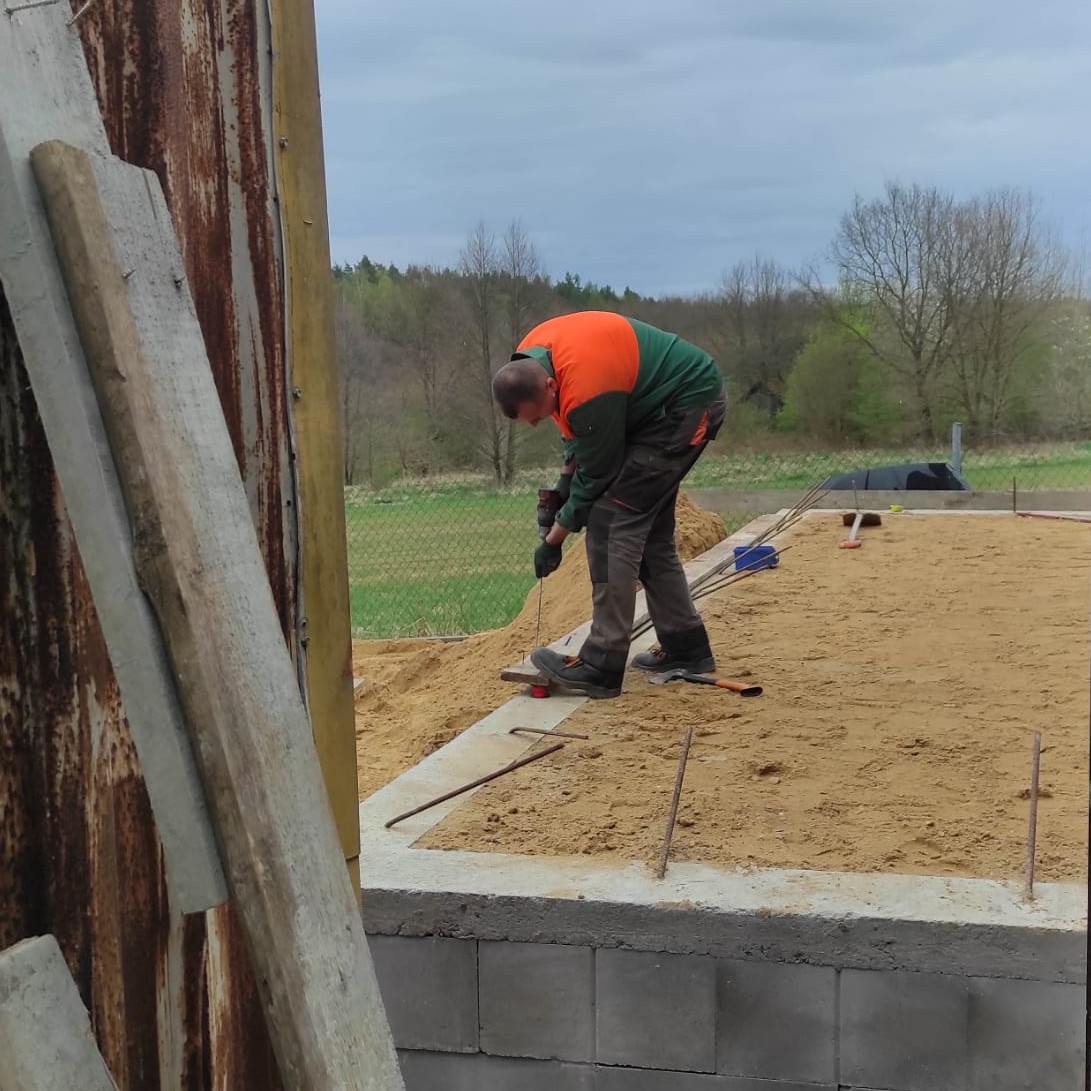 Mężczyzna w średnim wieku pracuje na budowie.