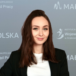 brunetka w białym t-shircie i czarnym żakiecie