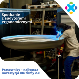Mężczyzna w ubraniu roboczym pochyla się nad maszyną. Na zdjęciu widoczne napisy: Spotkanie z audytorami ergonomicznymi oraz Pracownicy- najlepsza inwestycja dla firmy 2.0.