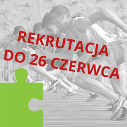 Na pierwszym planie napis: Rekrutacja do 26 czerwca. W tle biegacze, którzy wyruszyli z bloków startowych.